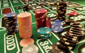 Meja roulette live casino dengan bola putih sibuk berputar untuk menentukan nomor pemenang